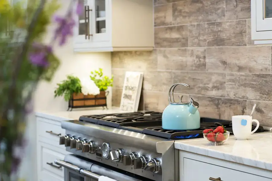 http://View%20of%20gas%20stove%20in%20kitchen.